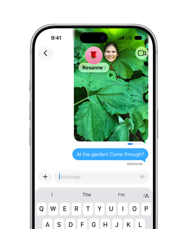 Pantalla con la foto de una persona posando con una planta de hojas enormes que se está enviando por Mensajes y un indicador que muestra el progreso del envío, mensaje enviado debajo de la imagen, el texto dice: Estoy en el jardín. ¿Te llegó?