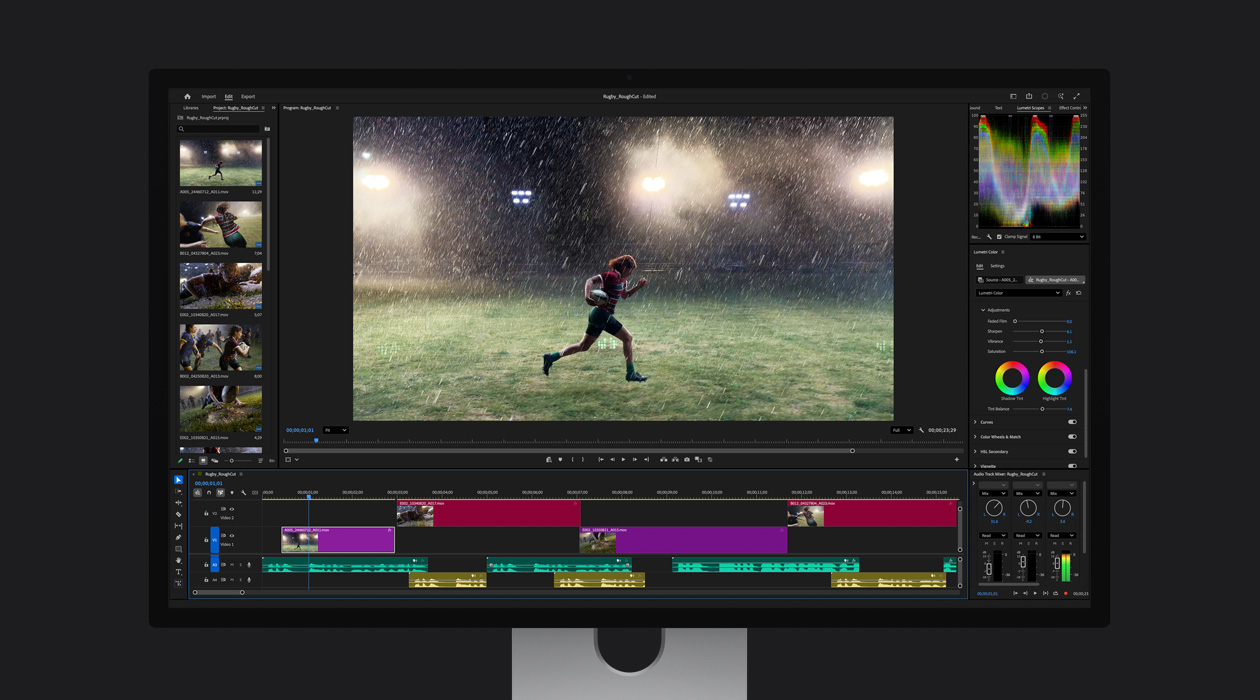 En un archivo de Adobe Premiere Pro, un jugador de rugby corre por una cancha bajo la lluvia 