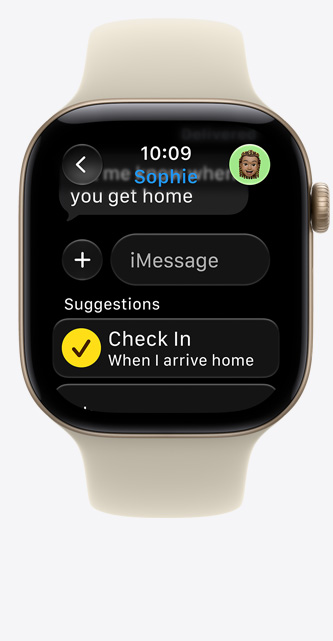 Apple Watch Series 12, das Display zeigt einen Vorschlag für Wegbegleitung in iMessage, Aluminiumgehäuse, Farbe Lichtgold, verbunden mit Sportarmband, Farbe Sand (hellbraun)